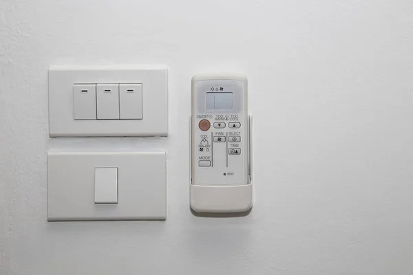 Interruptor de luz e controle remoto — Fotografia de Stock