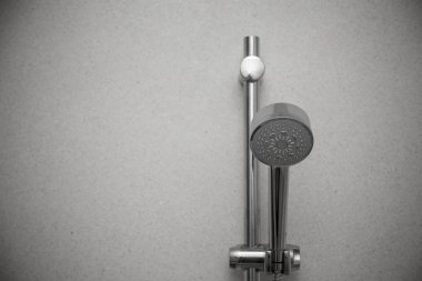 Duvar arka plan ile kafa duş