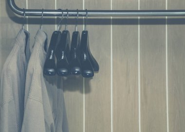 Ahşap askıları ile kahverengi bornoz