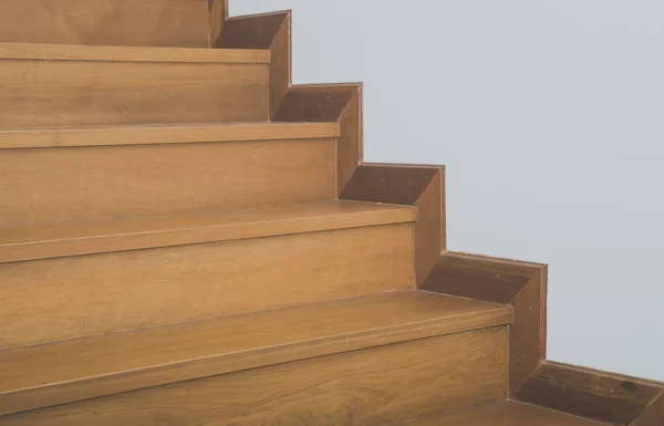 Escadaria de madeira e parede branca — Fotografia de Stock