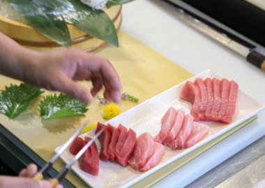 Ton balıklı sashimi hazırlanması