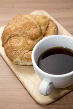 Kahve ve kruvasan.