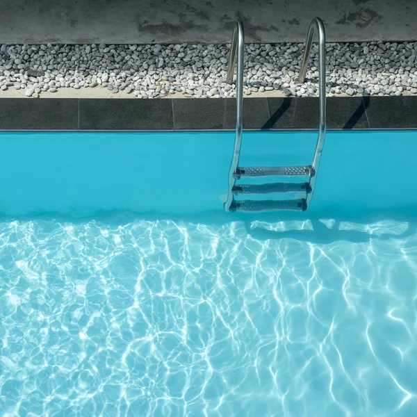 Pegue barras escada na piscina — Fotografia de Stock