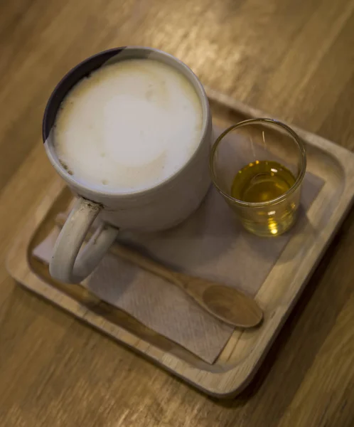 Varmt latte kaffe — Stockfoto