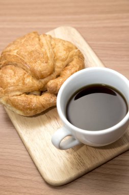 Kahve ve kruvasan.