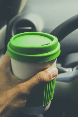 Araba sürerken bir holding