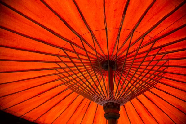 Dřevo oranžový deštník — Stock fotografie