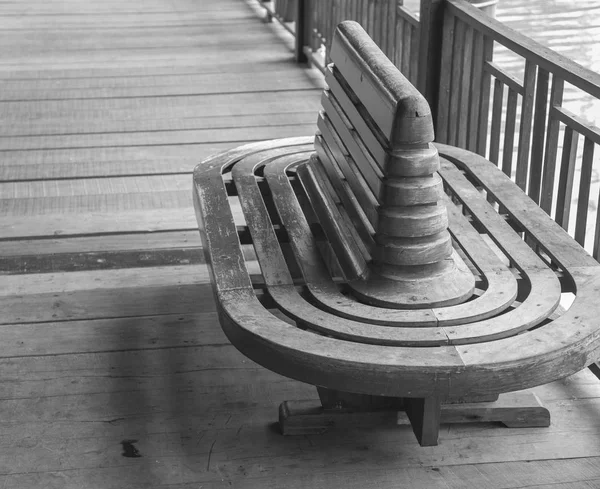 Tyhjä vanha puinen tuoli — kuvapankkivalokuva