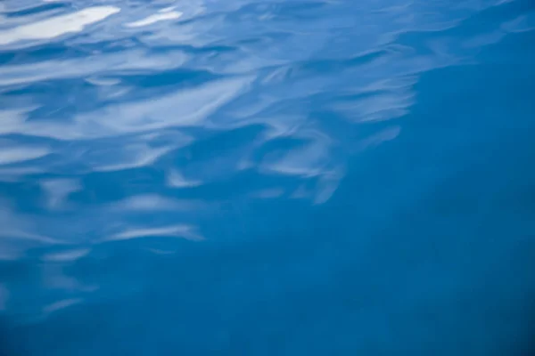 Modrá voda s zvlnění — Stock fotografie