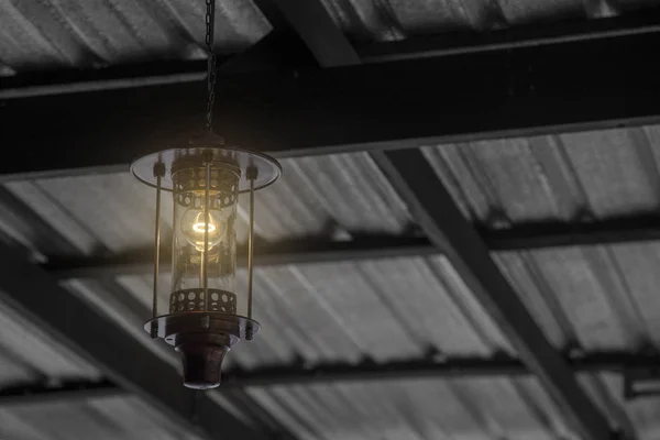 Vintage-Lampe hängt — Stockfoto