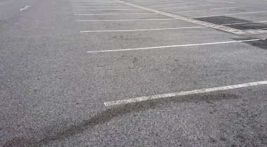 Beyaz işaretleme ile boş Park