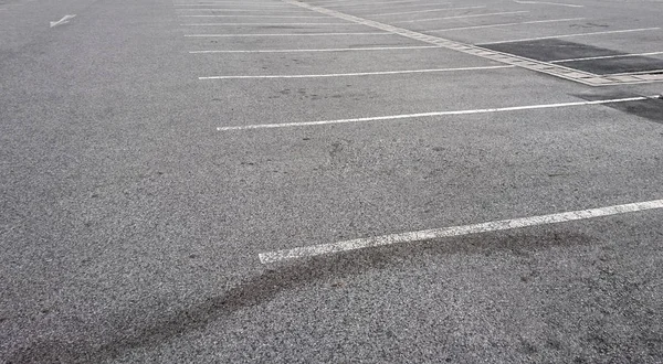 Estacionamento vazio com marcação branca — Fotografia de Stock