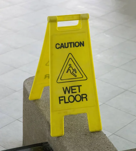 Óvatosan nedves padlón — Stock Fotó
