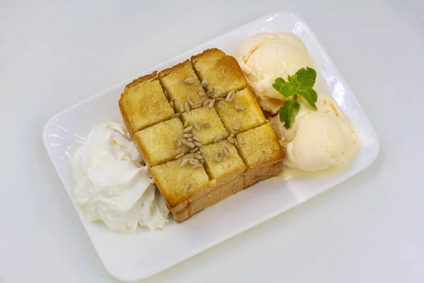 Honey toast with vanilla ice cream — Stock Photo, Image