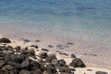 Sahilde taşlar ve kumlar
