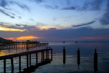 İskelenin yakınındaki körfezde gün batımı