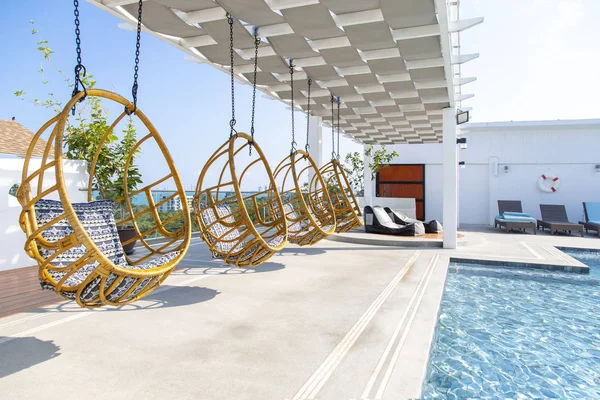 Sdraio lato piscina sul tetto — Foto Stock