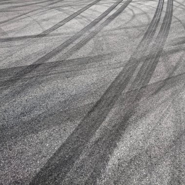 Yol üzerinde lastik izleri olan bir arka plan