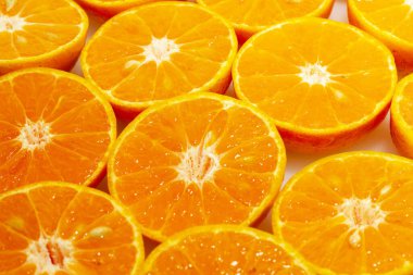 Meyve suyu sıkmadan önce taze portakallar ikiye bölünür.