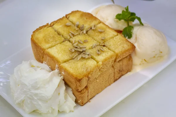 バニラアイスとホイップクリームとハニートースト — ストック写真