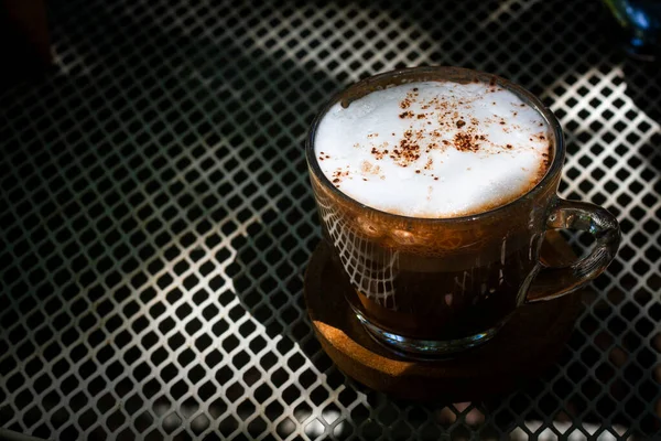 Taza Café Capuchino Caliente Sobre Mesa Acero —  Fotos de Stock