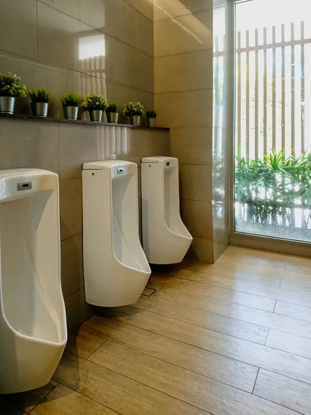 Puste Publiczne Toalety Mężczyzn Centrum Handlowym — Zdjęcie stockowe