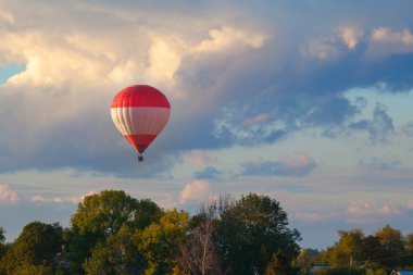 Renkli sıcak hava balonu suset uçuyor