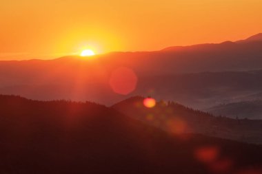 Dağlarda sisli gün doğumu