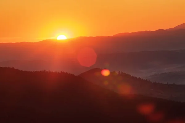 Nebliger Sonnenaufgang in den Bergen — Stockfoto