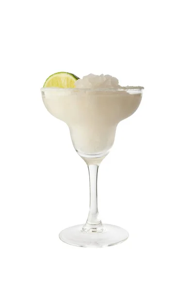 Классический коктейль маргариты с ломтиком лайма и соленым ободком. Изолированный на белом фоне с вырезкой пути — стоковое фото
