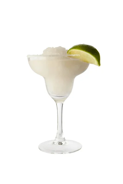 Klassischer Margarita-Cocktail mit Limettenscheibe und salzigem Rand. isoliert auf weißem Hintergrund mit Clipping-Pfad — Stockfoto