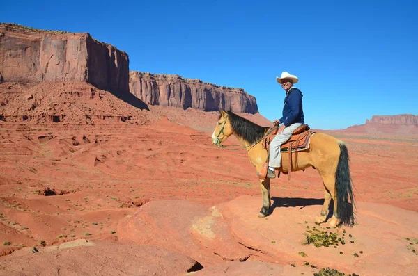 Красивый мужчина средних лет на лошади наслаждается природой — стоковое фото