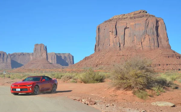 Road Trip w Monument Valley Tribal Park w Utah, Stany Zjednoczone Ameryki — Zdjęcie stockowe