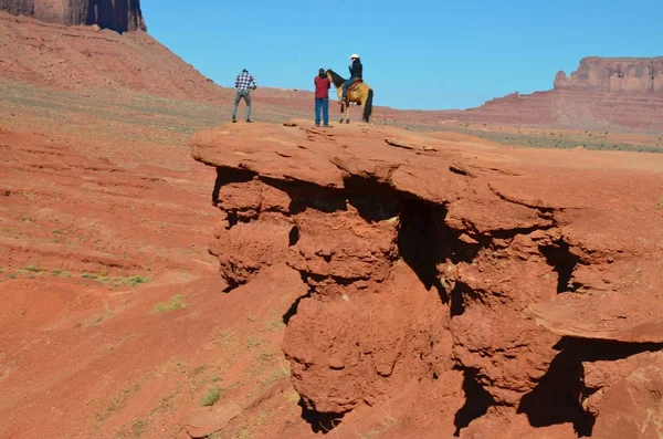 Lovaglás a Monument Valley törzsi Park Utah, Amerikai Egyesült Államok — Stock Fotó