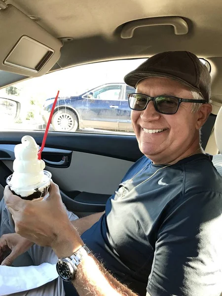 Dondurma Yiyen Yakışıklı Adam