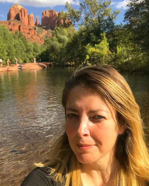 Sedona, Arizona 'daki Kızıl Kaya Geçidi' nde Güzel Sarışın Kadın