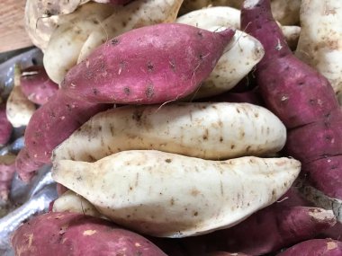 Çiftçi pazarında tatlı patatesler