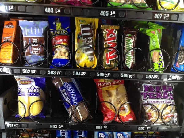 Maryland, Usa - 15 Mayıs 2019 'da Maryland, Usa' daki bir hastanede satış makinesi. Hastanelerde satılan işlenmiş abur cuburlar ve okullar halk sağlığı için bir tehdittir..