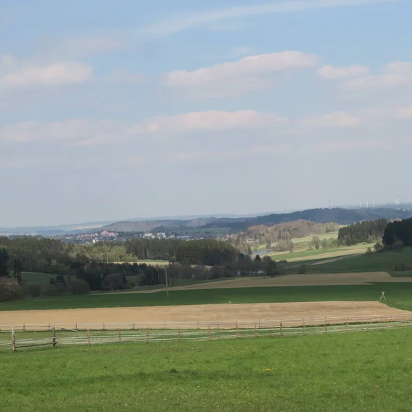 Landschaft mit Feldern und Wiesen in Deutschland Bayern, frankenwal — Stockfoto
