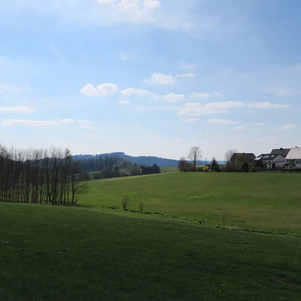 Landschaft mit Feldern und Wiesen in Deutschland Bayern, frankenwal — Stockfoto