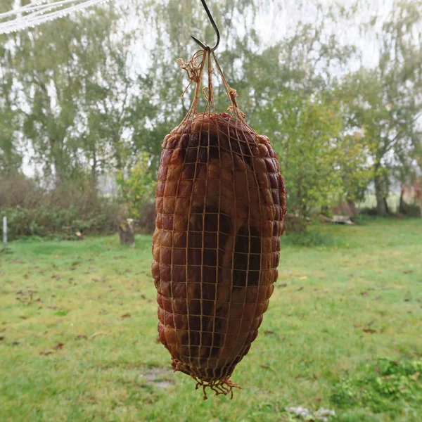 Jamón fresco ahumado secado al aire directamente de la granja — Foto de Stock