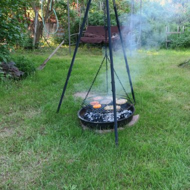 Yaz aylarında et bir eski kömür ızgara, del üzerinde yeşil bir bahçe içinde