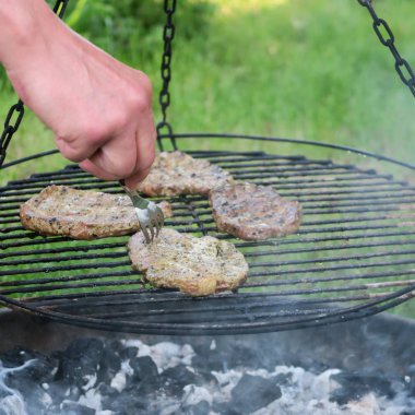 Yaz aylarında et bir eski kömür ızgara, del üzerinde yeşil bir bahçe içinde