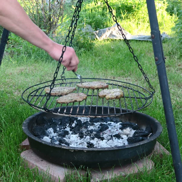 Kött i sommar i en grönskande trädgård på en gammal kolgrill, del — Stockfoto