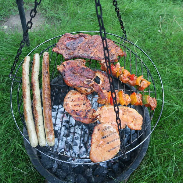 Kött i sommar i en grönskande trädgård på en gammal kolgrill, del — Stockfoto