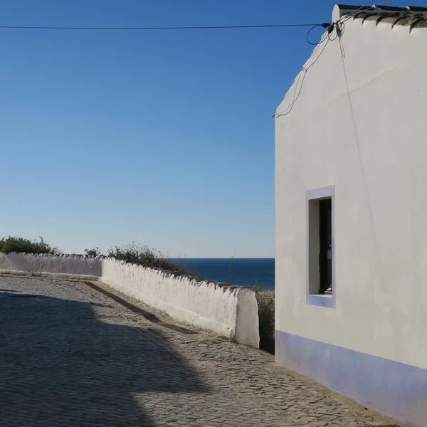 Arquitectura, casas en un pueblo junto al mar en Portugal —  Fotos de Stock