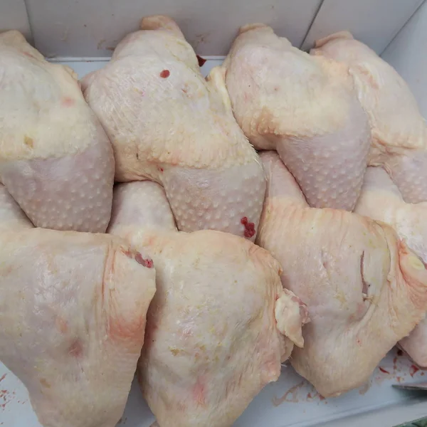 Kycklinglår fryst rå för stekning — Stockfoto