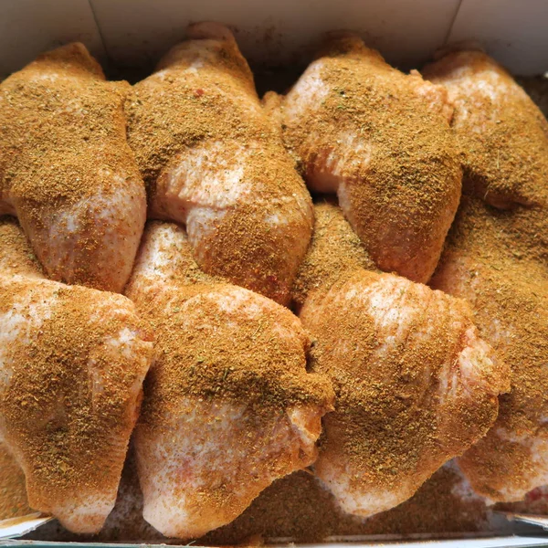 Сырая жажда куриное бедро подготовлено для жарки — стоковое фото