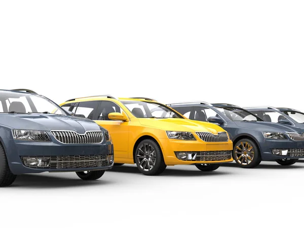 Fila de coches familiares - amarillo se destaca — Foto de Stock