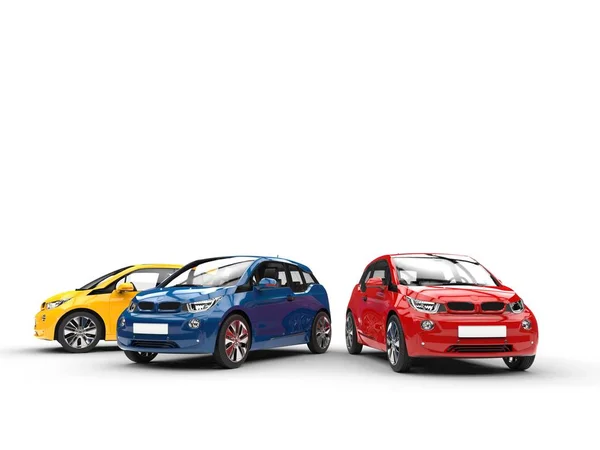 Kırmızı, mavi ve sarı küçük elektrikli arabalar — Stok fotoğraf